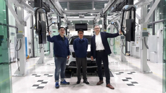 현대자동차 관계자(좌, 중)와 함께 전장집중검사시스템을 둘러보고 있는 요르겐 본 홀렌 유니버설로봇 사장(우)